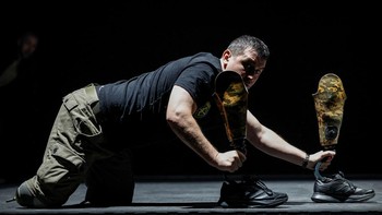FOTO: Veteran Perang Ukraina Menyembuhkan Luka di Atas Panggung Teater