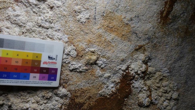 Para peneliti baru-baru ini berhasil menemukan lukisan batu berbentuk cap tangan berusia 67.800 tahun di gua batu gamping di Sulawesi Tenggara.