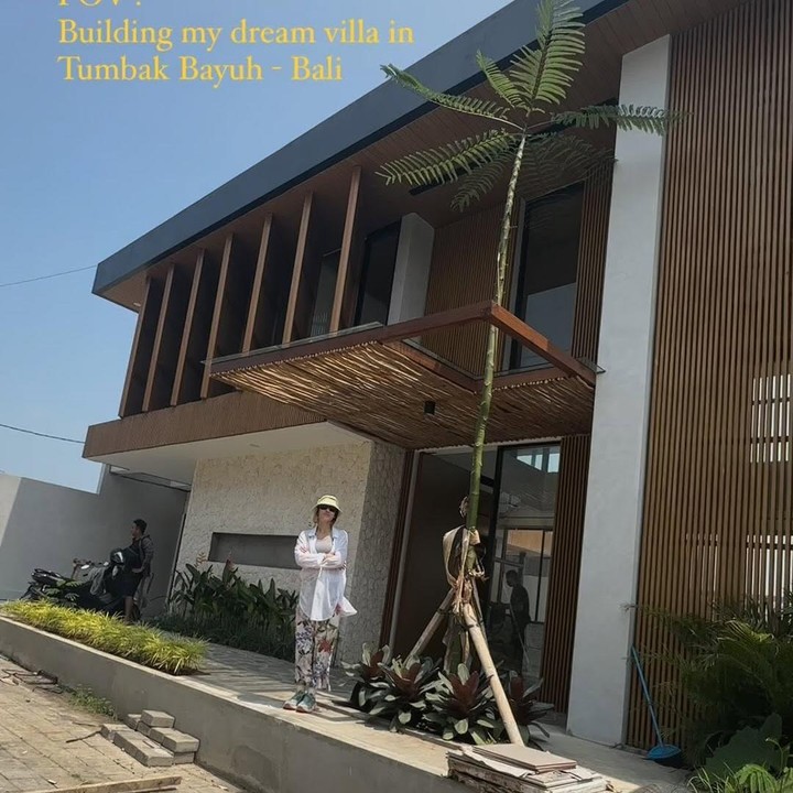 <p>Pevita Pearce juga dikabarkan memiliki villa di Bali. Ia bahkan sempat memperlihat proses pembangunan villanya yang hampir rampung pada Oktober 2024 lalu. &ldquo;POV: Membangun villa impianku di Tumbak Bayuh - Bali,&rdquo; tulis Pevita, dikutip dari laman Instagram <em>@pevpearce,</em> Kamis (22/1/2026). Villa ini merupakan salah satu impiannya, Bunda. &ldquo;Sebuah mimpi yang terwujud setelah tiga tahun memiliki tanah, melewati satu drama <em>toxic</em> yang penuh masalah, dan 16 bulan konstruksi. Selamat datang!&rdquo; tulisnya dalam <em>caption postingan.&nbsp;</em>(Foto: Instagram @pevpearce)</p>