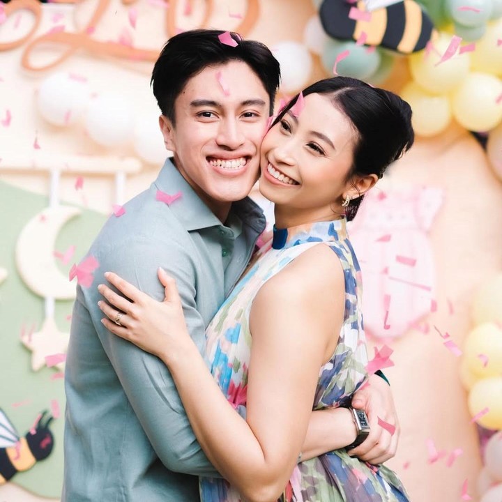 <p>Pengacara viral Sangun Ragahdo dan istrinya Septiningtyas sebentar lagi dikaruniai anak pertama, Bunda. Baru-baru ini, keduanya menggelar acara <em>gender reveal</em> untuk mengungkap jenis kelamin bayi mereka. Acara berlangsung meriah, dihadiri oleh kerabat dan sahabat dekat keduanya. (Foto: Instagram @septiningtyas/ @ragahdo)</p>