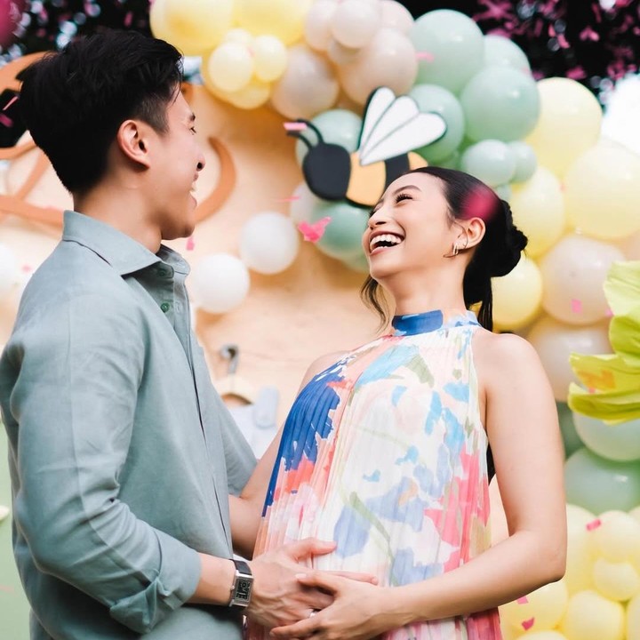 <p>Melalui unggahan di Instagram, Sangun Ragahdo dan Septiningtyas membagikan momen <em>gender reveal</em> ini ke publik. Dalam acara ini, Sangun Ragahdo tampak mengenakan baju berwarna biru muda. Sementara itu, Septiningtyas memakai <em>dress</em> bewarna-warni cerah yang menonjolkan <em>baby bump</em> kehamilannya. (Foto: Instagram @septiningtyas/ @ragahdo)</p>