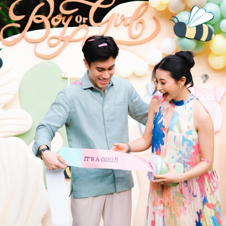 <p>Acara puncak <em>gender reveal</em> dimulai saat Sangun Ragahdo dan Septiningtyas dihujani&nbsp;<em>confetti</em> berwarna merah muda. Itu artinya, pasangan ini bakal dikaruniai seorang anak perempuan, Bunda. "Senyum lebar, hati penuh sukacita &amp; kabar termanis. INI BAYI PEREMPUAN!!!!" ujar Septiningtyas. (Foto: Instagram @septiningtyas/ @ragahdo)</p>