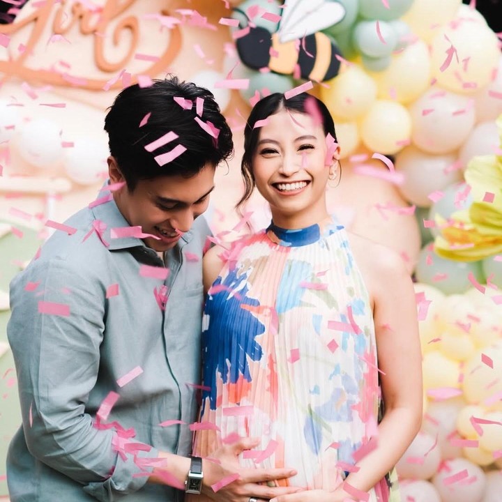 <p>Acara spesial ini digelar di area <em>outdoor</em> dikelilingi pepohonan dan tanaman hijau. Septiningtyas begitu bahagia karena acara <em>gender reveal</em> ini berjalan lancar meski sempat turun hujan. "Bukti bahwa tidak ada yang bisa menghentikan perayaan yang dilakukan dengan cinta. Meski sempet hujan gede sebelum acara tapi tetep pada dateng untuk merayakan acara si kecil. Sangat berterima kasih kepada semua orang yang hadir dengan begitu banyak cinta," tulis Septiningtyas. (Foto: Instagram @septiningtyas/ @ragahdo)</p>