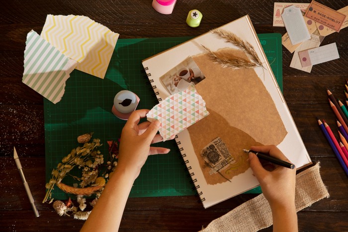 Scrapbooking. Hobi ini mengingatkan diri sendiri bahwa banyak hal telah berhasil kamu capai,/Foto: Freepik.com
