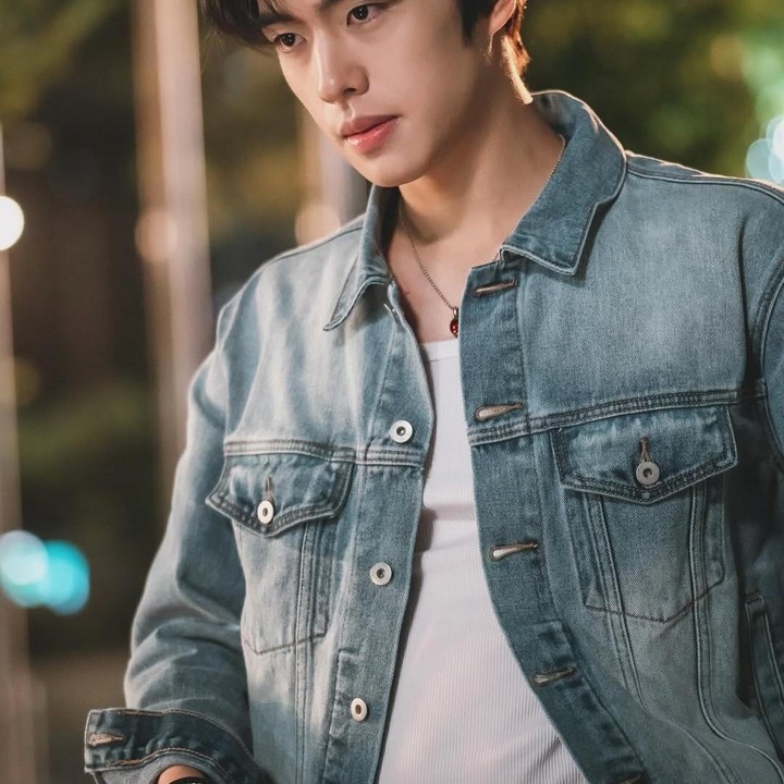 <p>Sejak debut di tahun 2020 dalam sebuah seri web berjudul <em>Let Me Off the Earth</em>, kariernya terus berkembang hingga ia mendapat kesempatan membintangi drama-drama Korea yang menjadi favorit para pecinta drakor. (Foto: Instagram @hangyul_cho)</p>