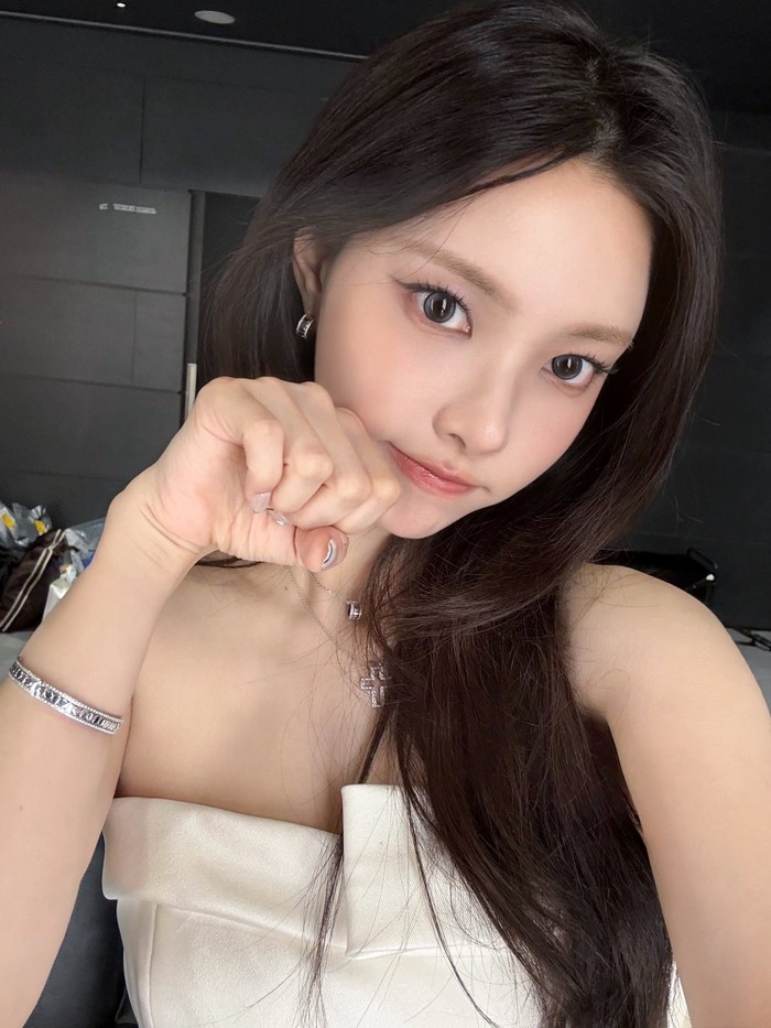 Sementara itu, ILLIT belum lama ini merilis digital single Jepang ke-2, &lsquo;Sunday Morning&rsquo;, pada 13 Januari 2026 lalu. Apakah kamu sudah mendengar lagu tersebut, Beauties? Jika iya, bagaimana pendapatmu tentang &lsquo;Sunday Morning&rsquo;? / Foto: x.com/ILLIT_twt