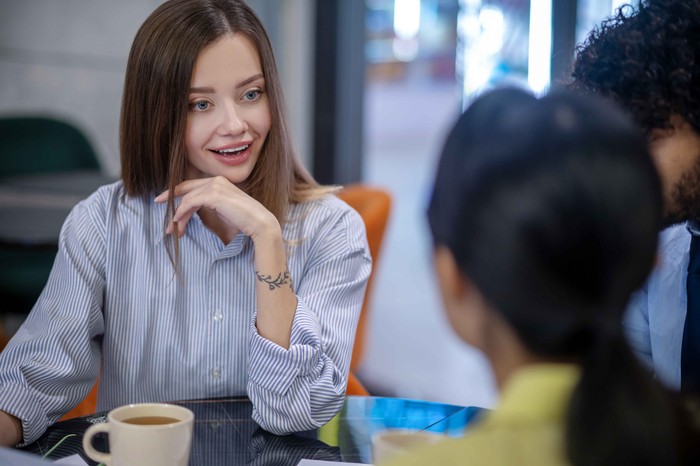 Sikap orang yang terlihat suportif tapi sebenarnya ingin kamu gagal adalah mereka memberikan pujian terselubung, bukan yang tulus dari dalam hati. Sekilas, komentar mereka terdengar seperti pujian, tapi sebenarnya mengandung sindiran di baliknya. Hal ini disebut backhanded compliment.