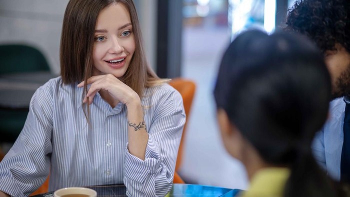Sikap orang yang terlihat suportif tapi sebenarnya ingin kamu gagal adalah mereka memberikan pujian terselubung, bukan yang tulus dari dalam hati. Sekilas, komentar mereka terdengar seperti pujian, tapi sebenarnya mengandung sindiran di baliknya. Hal ini disebut backhanded compliment.