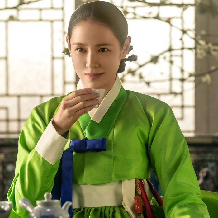 Son Ye Jin memerankan karakter Lady Cho dalam drama Korea sageuk The Scandal.