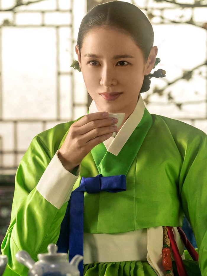 Di balik penampilannya yang anggun dan berwibawa, Lady Cho memiliki berbagai ambisi tak terduga yang berhadapan dengan adanya batasan-batasan untuk perempuan di zaman tersebut./ Foto: soompi.com