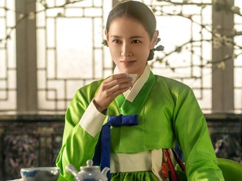 Di balik penampilannya yang anggun dan berwibawa, Lady Cho memiliki berbagai ambisi tak terduga yang berhadapan dengan adanya batasan-batasan untuk perempuan di zaman tersebut./ Foto: soompi.com