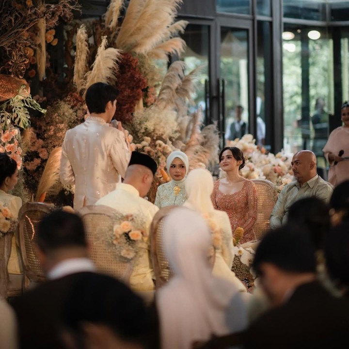 <p>Tak hanya itu, El juga mencuri perhatian ketika menyampaikan maksud dan tujuannya melamar sang pujaan hati di depan keluarga besar. &ldquo;Ini adalah langkah besar dalam hidup kami. Kami berharap segala rencana menuju hari pernikahan nanti bisa dipersiapkan dengan baik dan penuh kebahagiaan. Mohon doa dari semua agar kami diberi kelancaran,&rdquo; ujar El, dikutip dari laman <em>detikcom.</em> (Foto: Instagram @syifahadju)</p>