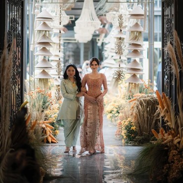 Jarang Tersorot, 7 Potret Sherina Adik Syifa Hadju Dampingi Sang Kakak di Acara Lamaran