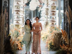 Jarang Tersorot, 7 Potret Sherina Adik Syifa Hadju Dampingi Sang Kakak di Acara Lamaran