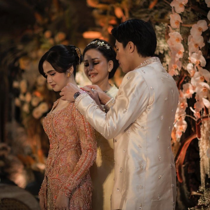 <p>Sementara itu, Syifa juga membalasnya dengan menyampaikan rasa syukur karena kini akan membawa hubungan mereka ke jenjang pernikahan. &ldquo;Kami sangat bersyukur bisa sampai di tahap ini. Semoga setiap proses ke depan diberi kemudahan dan keberkahan. Mohon doa restunya, ya,&rdquo; ungkap Syifa.&nbsp;(Foto: Instagram @syifahadju)</p>