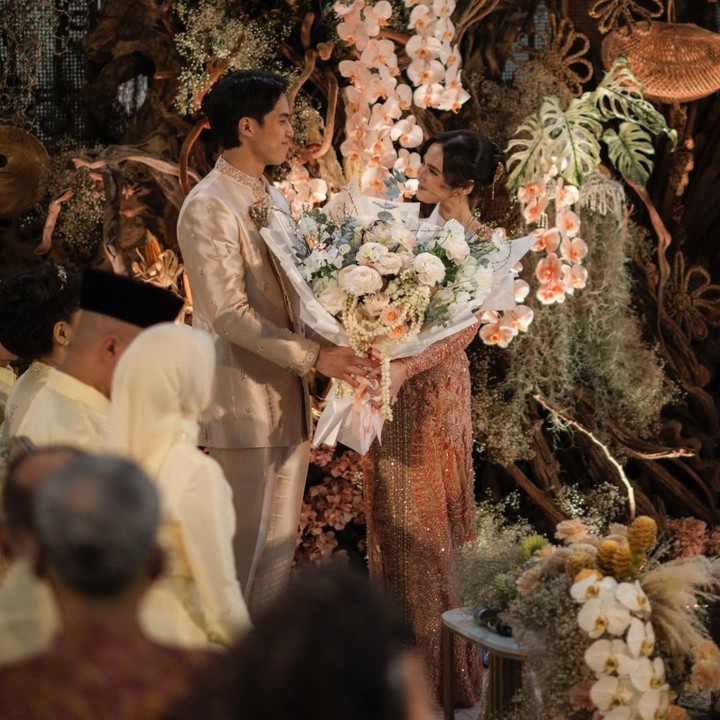 <p>Unggahan momen lamaran mereka pun dibanjiri komentar warganet yang turut mengucapkan selamat dan doa agar keduanya dilancarkan, Bunda. &ldquo;mashaaAllah Alhamdulillah <em>happy</em><em>engagement </em><em>@syifahadju @elelrumi&nbsp;</em>bismillah dilancarkan hari H nya, Aamiin,&rdquo; tulis akun <em>@putrianikira****.</em> &ldquo;Semoga dilancarkan yaa segala niat baiknya ,&rdquo; tulis akun <em>@wulandewi_dapoe****.</em><em>&nbsp;</em>(Foto: Instagram @syifahadju)</p>