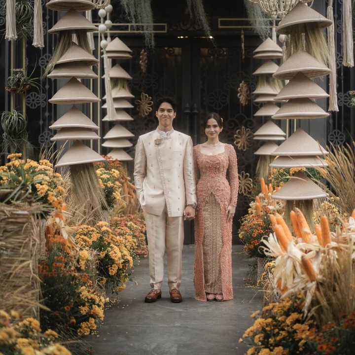 <p>Dalam unggahan itu, Syifa tampil menawan dengan balutan kebaya berwarna <em>soft terracotta</em> dari Studioboh <em>by </em>Penny Arie R. Sedangkan El, menggunakan setelan busana berwarna senada.&nbsp;(Foto: Instagram @syifahadju)</p>