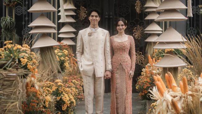 Syifa tampil cantik dengan kebaya panjang berwarna terakota (terracotta) dalam acara lamaran pada Rabu (21/1).