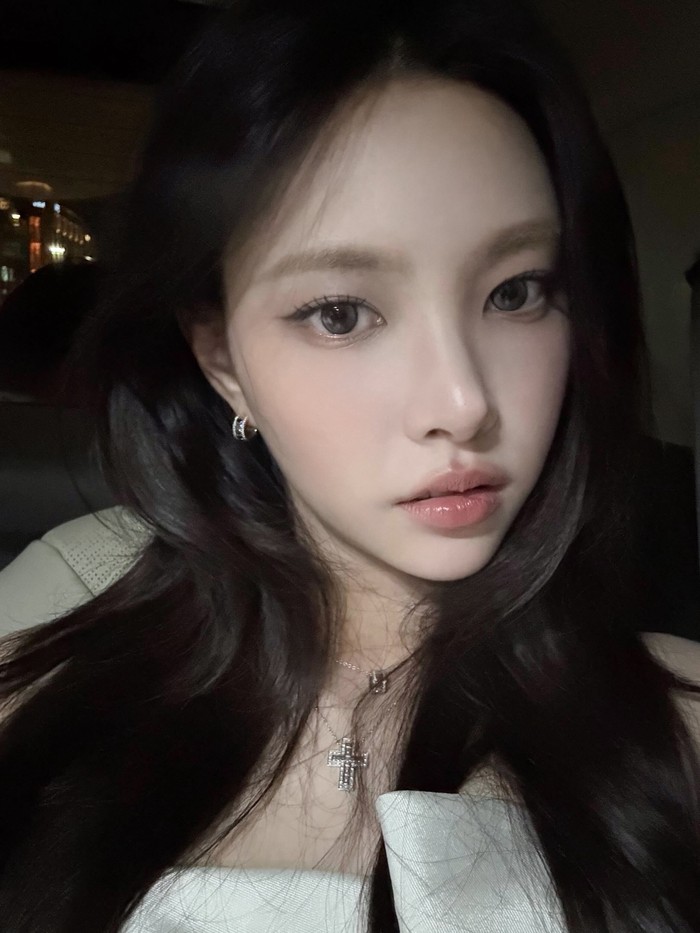 Tak hanya I.N Stray Kids yang merupakan global brand ambassador grup perusahaan perhiasan mewah asal Italia tersebut, beberapa artis Korea lainnya juga turut datang, termasuk Lee Jae Wook dan ILLIT. / Foto: x.com/ILLIT_twt