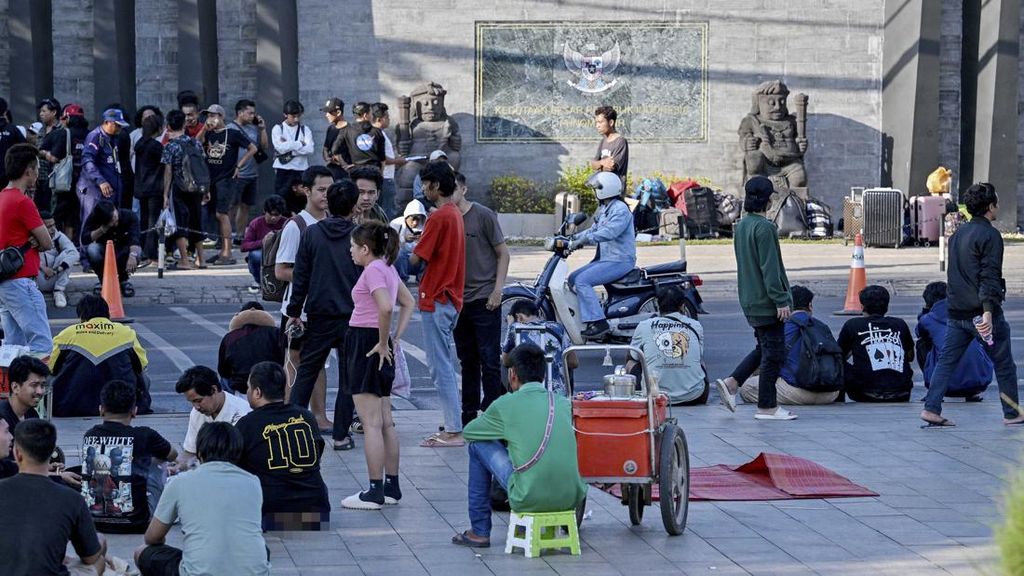 FOTO: Terjerat Penipuan Online, WNI di Kamboja Serbu KBRI Phnom Penh