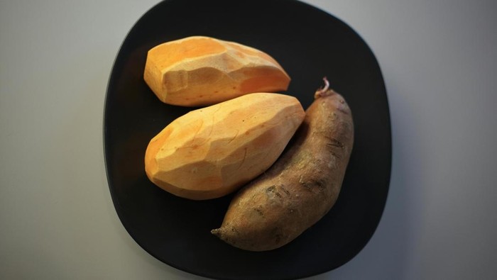 Ubi mengandung beta-karoten yang baik untuk kulit. Manfaatnya termasuk membantu mengembalikan elastisitas kulit, meningkatkan pergantian sel kulit, dan berkontribusi pada kulit yang lembut dan tampak awet muda.