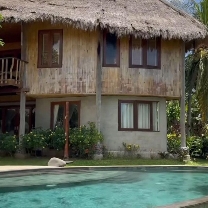 <p>Meski kini menetap di Paris, Anggun C. Sasmi menginvestasikan kekayaannya dengan membangun villa di Bali. Ia pun pernah memperlihatkannya di media sosial. Villanya ini dibangun dengan konsep <em>semi-outdoor.</em> Memiliki suasana yang begitu sejuk dan asri karena dikelilingi oleh sawah. Menariknya, Anggun membuat desain sendiri untuk salah satu sofanya di villa. &ldquo;Fakta menarik, aku mendesain sofa sendiri. Lumayan, bukan?&rdquo; ungkapnya dikutip dari laman Instagram <em>@anggun_cipta.</em>&nbsp;&nbsp;(Foto: Instagram @anggun_cipta)</p>