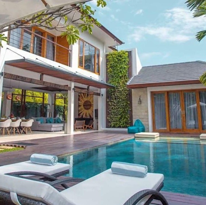 <p>Pasangan Titi Kamal dan Christian Sugiono diketahui memiliki sebuah villa di Bali yang berlokasi di kawasan Umalas Klecung. Vila bernuansa alam tersebut sempat diperlihatkan Titi melalui video house tour yang diunggah di akun YouTube miliknya. Dalam tayangan ini, ia menampilkan berbagai sudut vila yang terlihat asri, lengkap dengan hiasan tanaman di setiap ruangan. Bahkan, ia juga memiliki vertikal <em>garden</em> di halamannya. (Foto: YouTube Titi dan Tian)</p>