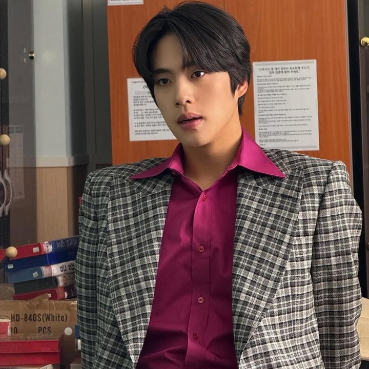 <p>Visualnya yang tampan membuat dirinya cocok memerankan karakter anak muda kaya raya seperti di drama ini. Ditambah, penampilannya yang menawan membuat dirinya semakin disorot publik. (Foto: Instagram @hangyul_cho)</p>