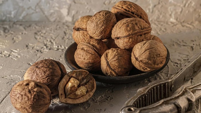 Kacang walnut adalah salah satu kacang yang baik untuk kulit. Walnut mengandung omega-3 fatty acid dan bersifat antiinflamasi.