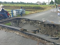 Bahaya! Pengendara Nekat Melintasi Jembatan Ambles di Blitar