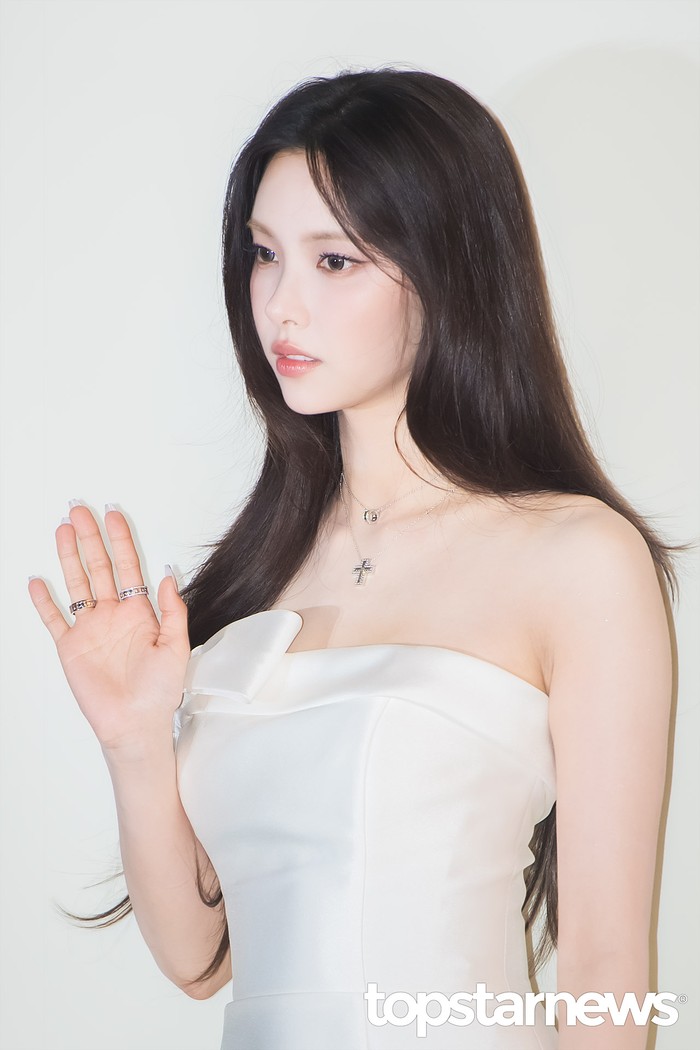 Ya, girl group Korea jebolan survival show Korea Selatan bertajuk &lsquo;R U Next?&rsquo; satu ini ikut meramaikan dan menyaksikan ribbon cutting ceremony Cheongdam flagship store bersama presiden Damiani Group, yakni Guido Grassi Damiani. / Foto: TOPSTARNEWS.NET