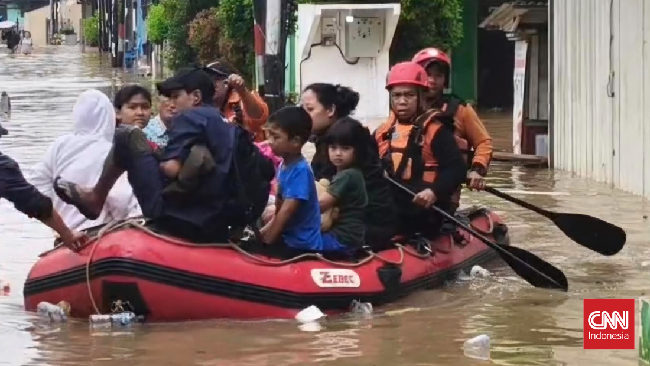 Sebanyak 450 KK di Perumahan Pondok Maharta, Kecamatan Pondok Aren, Kota Tangerang Selatan, masih terendam banjir dengan ketinggian mencapai 80-100 sentimeter.