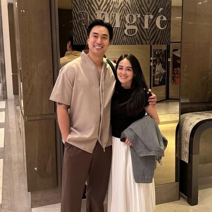 <p>Presenter Jevier Justin bersama sang istri, Tiffany Orie, tengah menjadi sorotan usai membagikan kegiatan terbarunya di media sosial. Tak disangka, pasangan ini kini menekuni hobi beternak ayam kampung yang mereka pelihara di halaman rumahnya, Bunda. (Foto: Instagram @jevierjustin)</p>