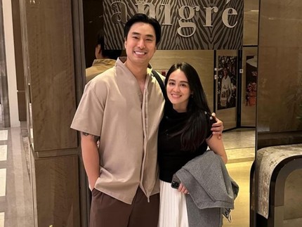 5 Potret Jevier Justin & Istri Gemar Beternak Ayam di Rumah, Panen Telur Jadi Sorotan