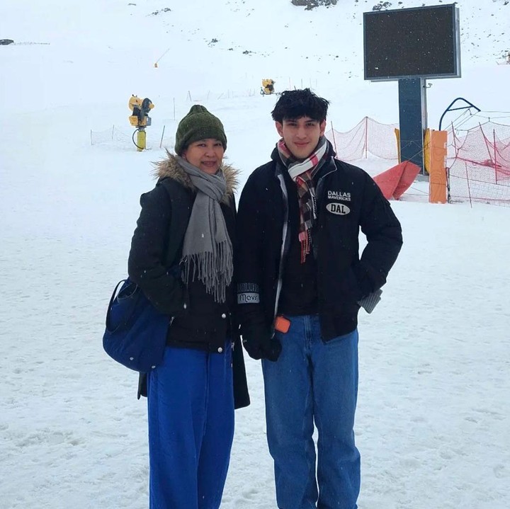 <p>Memiliki anak laki-laki satu-satunya, Oppie tampak menjalin hubungan yang begitu dekat dengan sang putra. Seperti baru-baru ini, keduanya terlihat sedang berlibur ke Turki untuk menikmati salju di Gunung Erciyes. "Pengalaman pertama melihat salju turun," tulis Oppie, menilik dari akun Instagram <em>@oppieandaresta</em>. (Foto: Instagram @oppieandaresta)</p>