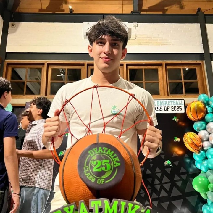 <p>Meski pernah mengalami kecelakaan saat bermain basket, semangat Kai tetap membara. Oppie pun tak menyembunyikan rasa bangganya atas pencapaian yang berhasil diraih oleh sang putra. "Mimpi yang sedang dibangun Kandas, jatuh ke titik nol saat kecelakaan di lapangan yang mengharuskan operasi besar ACL di lutut tiga tahun lalu. Tapi anak ini tidak patah, tak pernah mundur 1 inch pun. Keinginan untuk main basket dan <em>come back stronger</em> tetap nyala dihatinya. Setelah absen beberapa tahun dari turnamen basket, <em>team dyatmika class</em> 2025 dianggap sebagai Golden team. Selamat boys.. selamat Kai..<em>I'm so proud of you</em>," tutur Oppie. (Foto: Instagram @oppieandaresta)</p>