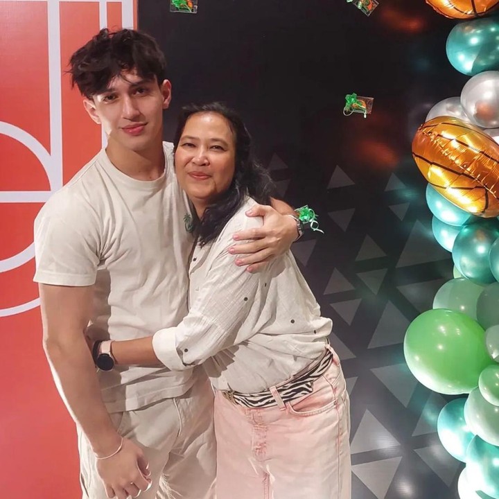 <p>Tak hanya punya paras yang tampan, ternyata Kai juga piawai dalam bermain basket, lho. Hal ini terungkap lewat unggahan di Instagram sang Bunda yang bercerita bahwa putranya bercita-cita ingin menjadi pemain basket profesional. "Ini kisah anak lanang yang sedang membangun mimpi menjadi pemain basket <em>pro</em> sampai memutuskan pindah sekolah ke Bali," ungkapnya. (Foto: Instagram @oppieandaresta)</p>