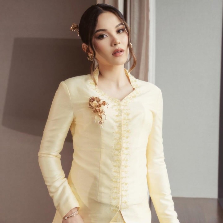 <p>Artis Alyssa Daguise tengah menjalani kehamilan pertamanya yang kini sudah masuk trimester ketiga. Selama hamil anak pertama, Alyssa kerap tampil <em>stylish</em> dan sering padu padan pakaian <em>maternity</em> dengan gaya yang fashionable. (Foto: Instagram @alyssadaguise)</p>