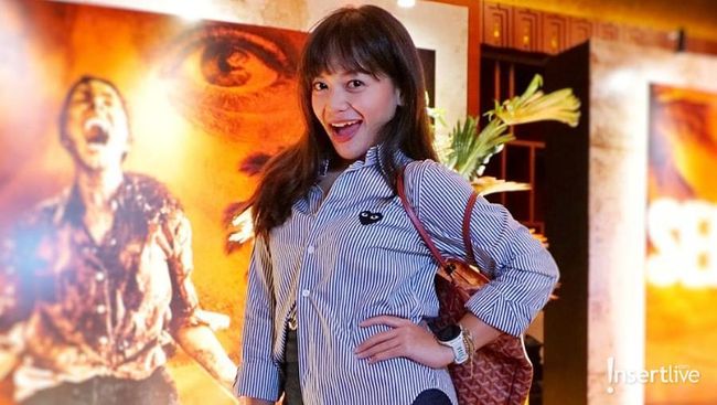 Wanita Karier Merapat, 7 Potret Outfit Ngantor Amel Carla Smart-Casual Rapi Tapi Santai