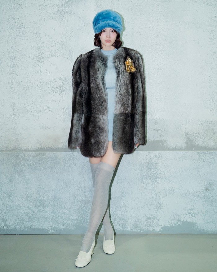 Artis Korea berusia 29 tahun itu mengenakan custom look yang terdiri dari perpaduan antara setup biru pastel yang lembut dan sentuhan modern dari topi bulu ramah lingkungan. / Foto: x.com/miumiu_japan