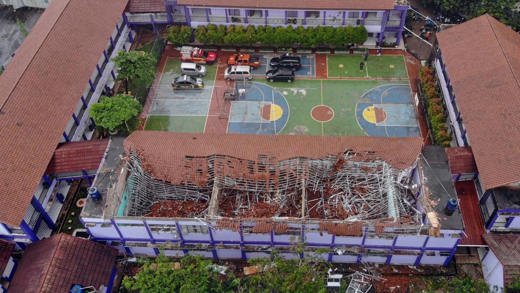 Atap SMAN 2 Gunungputri Bogor Ambruk Saat Hujan Deras