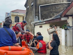 Banjir 1 Meter di Pondok Kacang Tangsel, Brimob Turun Evakuasi Warga
