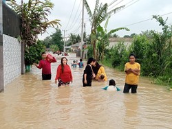 Pamarayan Serang Banjir Hingga 1,5 Meter, Polisi Salurkan Bantuan
