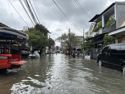 Banjir di Harapan Baru 2 Bekasi, Petugas BPBD Pakai Perahu Karet Bantu Warga
