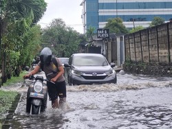 Banjir Rendam Jalan di Kebon Jeruk Jakbar Bikin Motor Warga Mogok