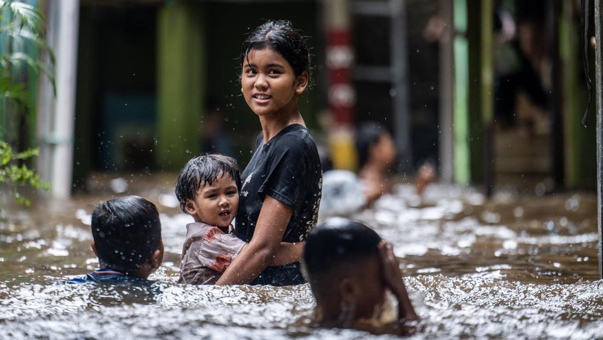 Update Banjir Jakarta: 17 RT Terendam, Ketinggian Air Capai 1,5 Meter