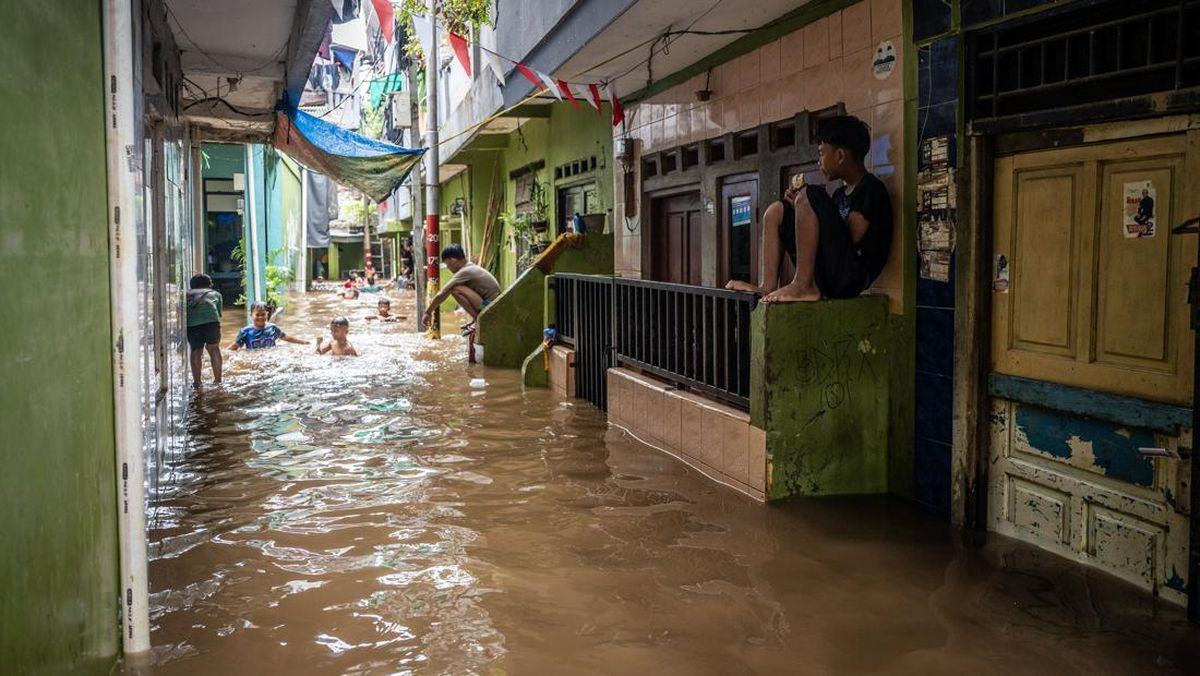 Banjir Satu Meter Lebih Rendam Kebon Pala Jaktim Pagi Ini