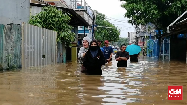 Banjir melanda Kota Tangerang merendam ratusan rumah dan memaksa 600 keluarga mengungsi. Ketinggian air mencapai hampir dua meter.