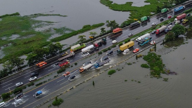 Kota Serang dilanda banjir Kamis pagi, merendam 11 wilayah dengan 330 rumah terendam.
