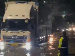 Jalan Daan Mogot Tergenang Banjir 60 Cm, Masyarakat Diminta Cari Jalur Lain